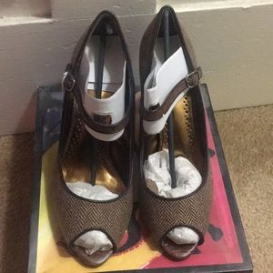 Predictions brown herringbone open toe heel